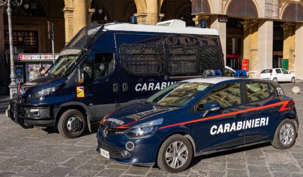 Român imobilizat doar cu ajutorul unui pistol cu electroșocuri de polițiștii italieni. Bărbatul își bătea partenera și avea în mașină un cuțit militar