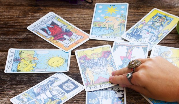 Rușii apelează la tarot pentru a anticipa pacea în Ucraina, într-un act de disperare colectivă