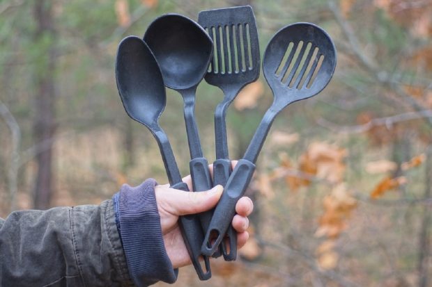  Pericolele Ascunse ale Ustensilelor din Plastic Negru: Substanțe Toxice și Impactul Asupra Sănătății - Evită Riscurile și Află Cum poți Proteja Siguranța Alimentele Oferite Aflate sub Amenințarea Substanțelor Ignifuge Nocive Utilizate în Reciclare