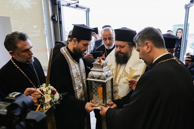 „Hristos a înviat!”. Sfânta Lumină de la Ierusalim a ajuns în România: „Un dar al iubirii lui Dumnezeu pentru noi toți”