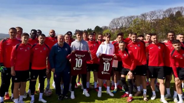 Boti și Denis, copiii bătuți cu bâtele la derby-ul cu U Cluj, invitați la antrenamentul echipei CFR Cluj