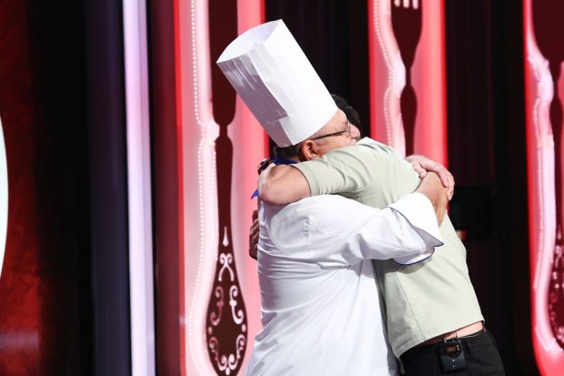 Imagine Stire Întâlnire emoționantă între chef Orlando Zaharia și mentorul său, în bucătăria Chefi la cuțite. „A fost copilul meu de suflet cel bun” | 2review.ro