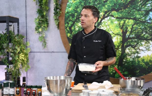 Imagine Stire Rețeta lui Ștefan Popescu de pască pentru Paște, cu aluat de cozonac. Ce ingrediente folosește juratul de la „Chefi la cuțite” | 2review.ro