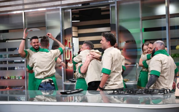 Imagine Stire „Chefi la cuțite”, 23 aprilie 2025. Cine sunt noii concurenți care au intrat în show-ul culinar cu ajutorul lui Alexandru Sautner | 2review.ro