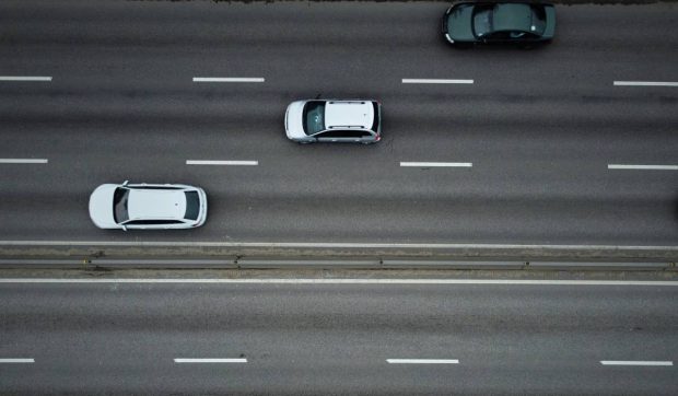 Cine are prioritate pe drumurile cu trei benzi. Regula neștiută de foarte mulți șoferi