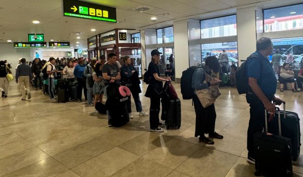 Situație disperată din cauza crizei locuințelor în Spania: sute de oameni au ajuns să doarmă în aeroportul din Madrid