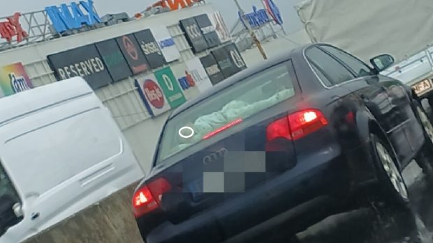 Copil fotografiat întins sub luneta mașinii, în timpul mersului, la Timișoara: „Ce se întâmpla la o frână bruscă?!”