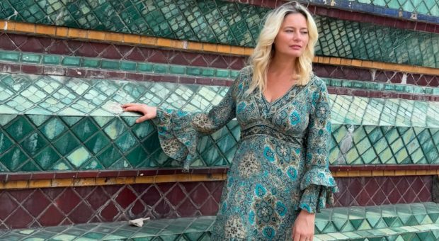 Imagine Stire Laura Cosoi, în costum de baie pe plaja din Portugalia. Cum arată vedeta după cele patru nașteri. Fanii au fost surprinși | 2review.ro