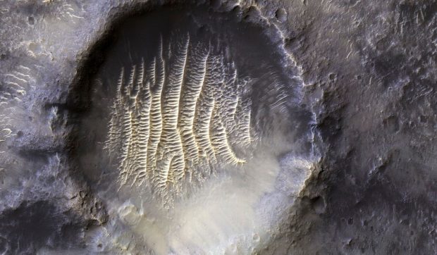 O gaură misterioasă de pe Marte, dezvăluită de NASA, reaprinde teoria conspirațiilor