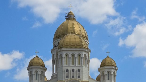 Crucea de 7 tone de pe turla mare a Catedralei Naționale a fost montată astăzi
