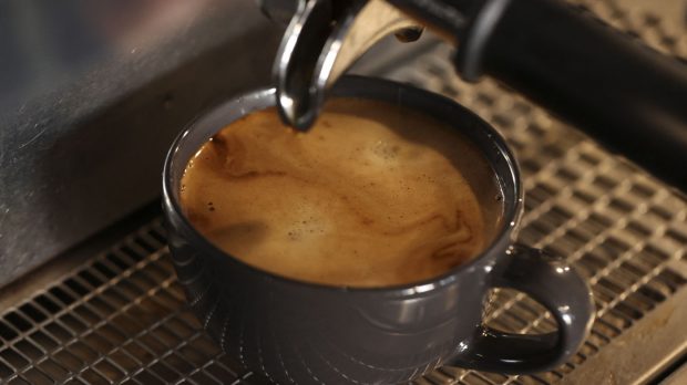 Cum să faci o cafea mai tare fără boabe în plus: Secretul e în modul în care torni apa