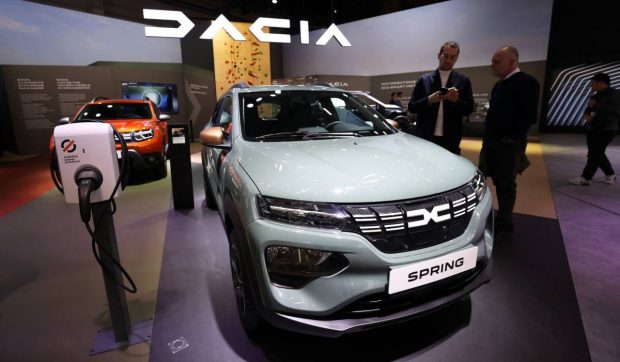 Dacia Spring e considerată cel mai accesibil vehicul electric din Europa, dar e criticată: „Siguranța este principalul său dezavantaj”