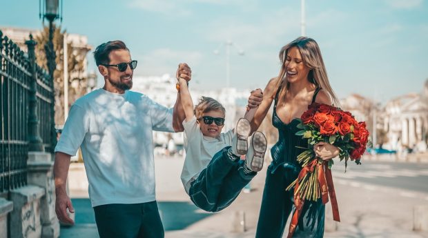  Gabriela și Dani Oțil se bucură de o cazare de lux la etajul 52, cu o priveliște uimitoare! Descoperă și achizițiile Gabrielei de la shopping, în valoare de 1.000 de euro, și planurile lor de mutare în București.