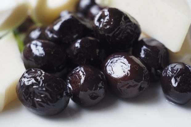  Diferențe, Beneficii și Metode de Procesare în Gastronomia Mediteraneană și Dincolo de Ea în Darmul Dietei Meditareneene! Află Cum să Alegi Corect Sorteazele Ulei De Măsline, Prietenul Inimii Tale, și Salata Ta Favorită!