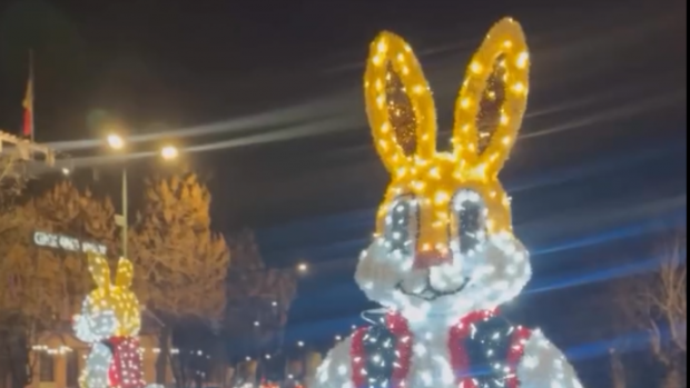 Decorațiunile de Paște din centrul Brașovului au aprins internetul: „Nu vreau să știu cât am plătit pentru mizeria asta”