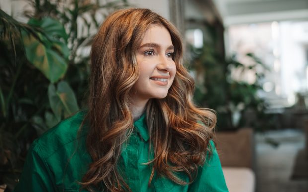 Cum poți avea succes în două meserii diferite: make-up artist și psihoterapeut. Interviu cu Denisa Stancioiu, alias Denisa Sima