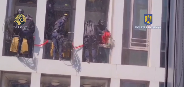 Percheziții spectaculoase la infractori din București, care se dădeau corporatiști. Mascații au coborât în rapel și au intrat pe geamul unui call-center