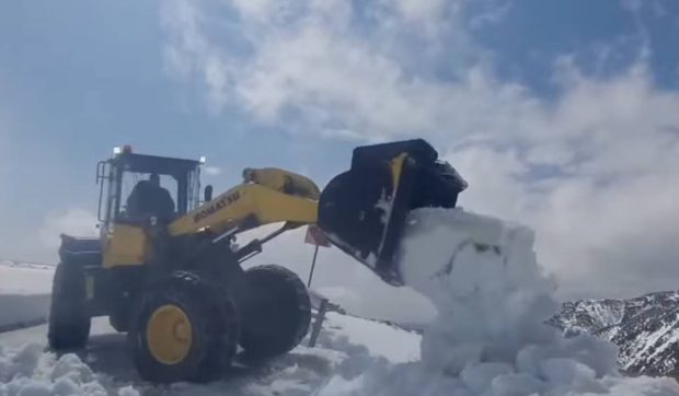 Transalpina, închisă temporar pentru deszăpezire. Drumarii lucrează cu autofreze de mare capacitate I VIDEO