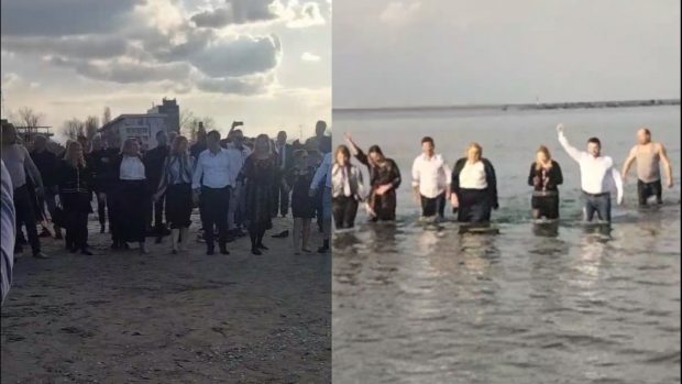 Diana Șoșoacă s-a aruncat în mare la Constanța, la 8 grade Celsius, cu partidul de mână: „Dați-vă la o parte! Și grasele poartă tricouri ude” | VIDEO