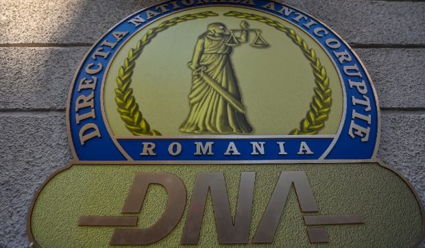Directoarea DSP Olt a primit mită doi ani gratis servicii de înfrumuseţare și e judecată pentru corupție