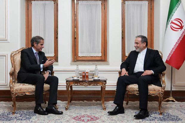 Elefantul care se leagănă pe pânza de păianjen dintre americani şi iranieni