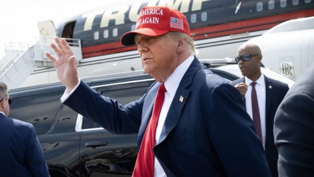 Donald Trump sfidează Constituția SUA și vinde șepci și tricouri cu inscripția „Rescrie regulile. Trump 2028”