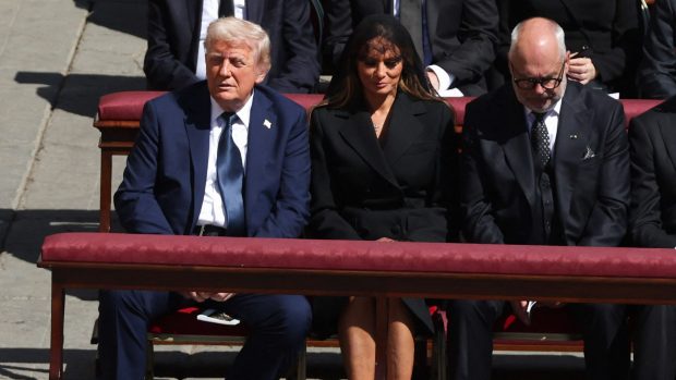 Donald Trump a stat în primul rând la înmormântarea Papei Francisc pentru că franceza e limba oficială a diplomației Vaticanului