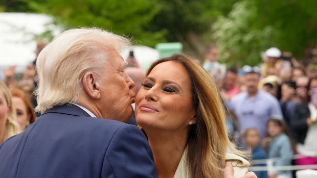 Donald Trump a plănuit o cină romantică la bordul Air Force One pentru prima-doamnă Melania Trump, care împlinește 55 de ani