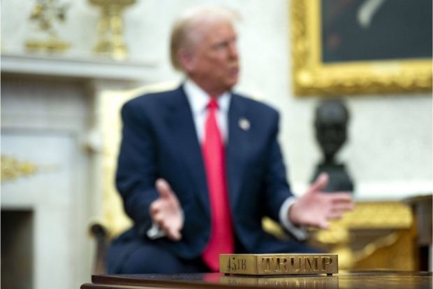 „Omul de aur” al lui Donald Trump. Cine e John Icart și ce face el la Casa Albă, ca să fie fericit președintele