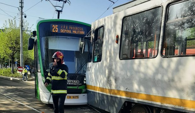 Două tramvaie s-au ciocnit frontal în București, zona Eroii Revoluției: „Cum e posibil să ajungă pe aceeași linie?”