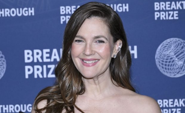 Imagine Stire Drew Barrymore dezvăluie secretul îmbătrânirii frumoase după ce și-a făcut prima operație estetică la 17 ani: „Văd că am gât de curcan” | 2review.ro