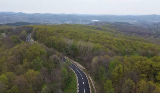 Se circulă din nou pe „Drumul Oaselor”, șoseaua din Vâlcea închisă acum 20 de ani: „Cu voia lui Dumnezeu și cu ajutorul oamenilor”