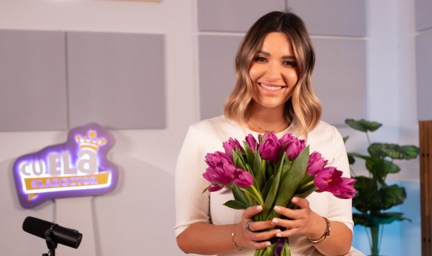 Imagine Stire Ela Crăciun recunoaște fără rețineri la un an de când și-a lansat podcastul: „Influenceri care câștigă zeci de mii de euro din online nu sunt foarte mulți. Mă costă enorm” EXCLUSIV | 2review.ro