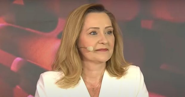Imagine Stire Cât costă rochia albă purtată de Elena Lasconi la dezbaterea electorală. S-a îmbrăcat de la o vedetă care deține un brand de haine | 2review.ro
