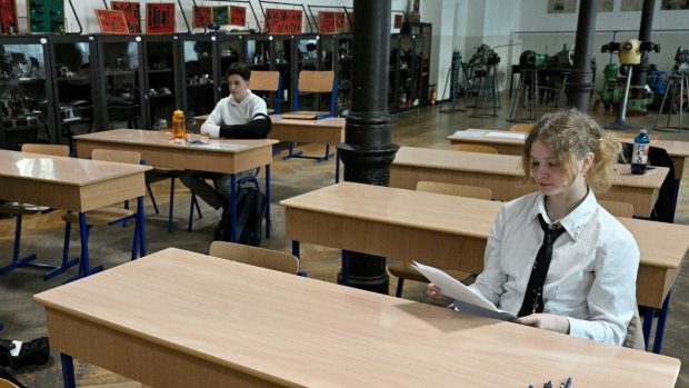 O elevă din București a luat și nota 10 și nota 5 pentru aceeași lucrare la simularea pentru BAC: „Dacă la examen mi se întâmplă la fel!?”