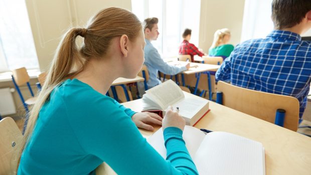 O fată de 15 ani a leșinat în timpul orei de biologie, la un liceu din Botoșani. Panicată, profesoara a sunat la 112. Ce au descoperit medicii