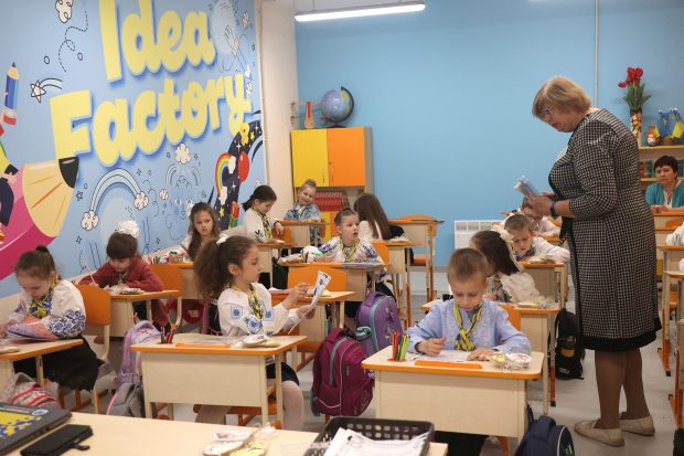 Adio, note puse din burtă! Elevii români, evaluați după metode revoluționare care funcționează în școlile din străinătate