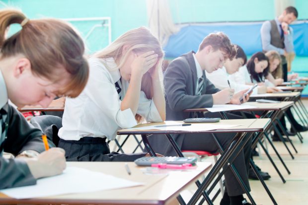 Este sau nu fraudă deținerea telefonului în timpul examenului de bacalaureat. Ordinul de ministru, abordat radical diferit de instanțele de judecată
