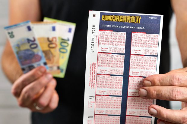 Un bărbat a câștigat la loto 130.000 de euro cu numerele „lăsate moștenire” de o rudă care a murit