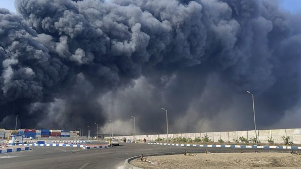 Explozia uriașă din cel mai mare port al Iranului a ucis cel puțin 25 de oameni și a rănit peste 1.000