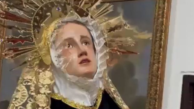 O statuie a Fecioarei Maria a lăcrimat înainte de moartea Papei: „Mama noastră plânge în tăcere”