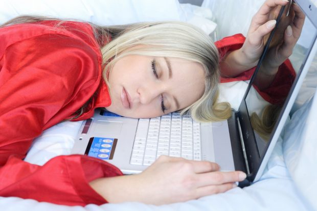 Ți-e somn la birou? Un specialist explică ce să faci ca să nu adormi cu capul pe masă. Psiholog: „Conceptul de power nap, deși benefic, nu este acceptat de angajatorii români”