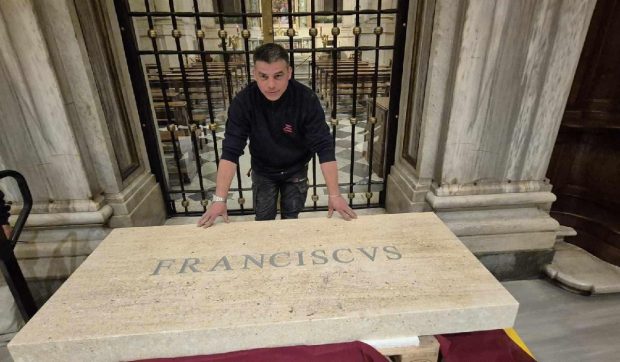 Cine este românul care a închis cripta, după ce a fost înmormântat Papa Francisc. E singurul străin care a participat la amenajarea mormântului