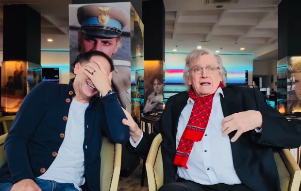 Imagine Stire Gafa pe care Florin Piersic a făcut-o într-un spectacol. I s-a confesat lui Dan Negru de Florii: „Lumea a început să aplaude și el era așa cum îl făcuse maică-sa” | 2review.ro