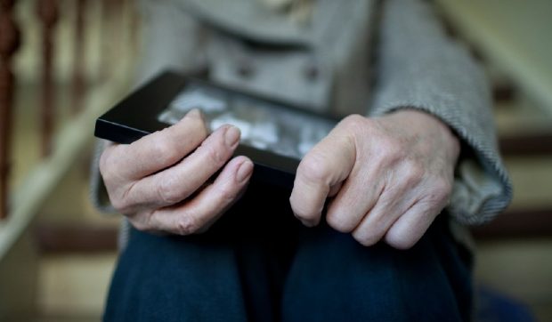 Cum te ferește folosirea regulată a telefonului de probleme cognitive precum demența, odată ce îmbătrânești
