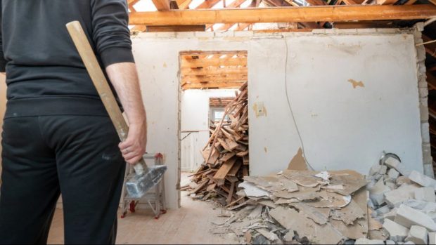 Un francez care n-a putut să dea afară o familie de români și-a distrus casa cu propriile mâini, ca să scape de ei