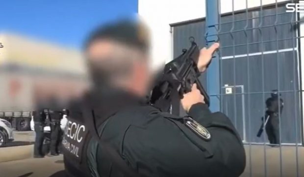 Trei români care furau camioane cu tot cu marfă s-au trezit cu zeci de mascați spanioli înarmați până-n dinți la poarta depozitului unde ascundeau prada
