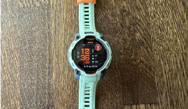 Review Garmin Instinct 3 Amoled, un smartwatch robust, performant, numai bun de luat în drumețiile de week-end și nu numai