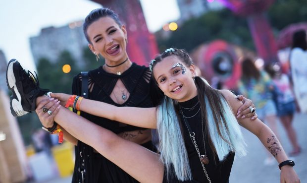 Imagine Stire Cum arată fiica Giuliei Anghelescu și a lui Vlad Huidu. Antonia a împlinit 13 ani. „Ești un fel de combinație între Wonder Woman și Hermione” | 2review.ro