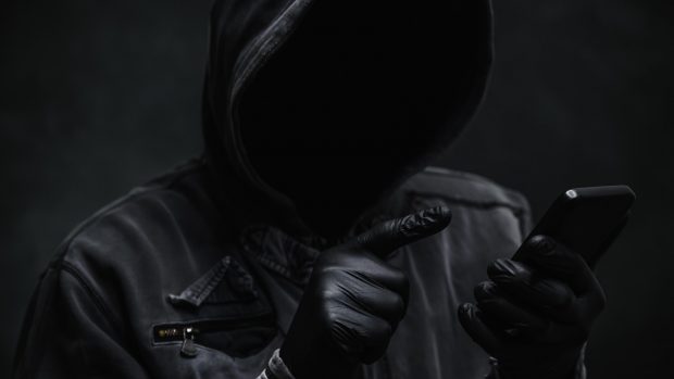Un avocat din Brașov, păcălit de metoda „Adeline”. Cum funcționează și cum au reușit hackerii să îi controleze telefonul